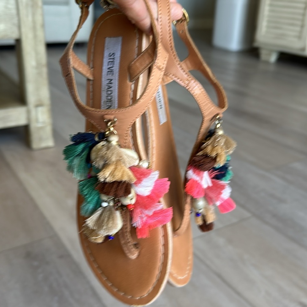 Steve Madden Tassel and Shell Sandals Size 6 - Picture 2 of 8